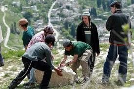 مستوطن يدعس مواطنا وآخرون يعتدون عليه بالضرب في يعبد